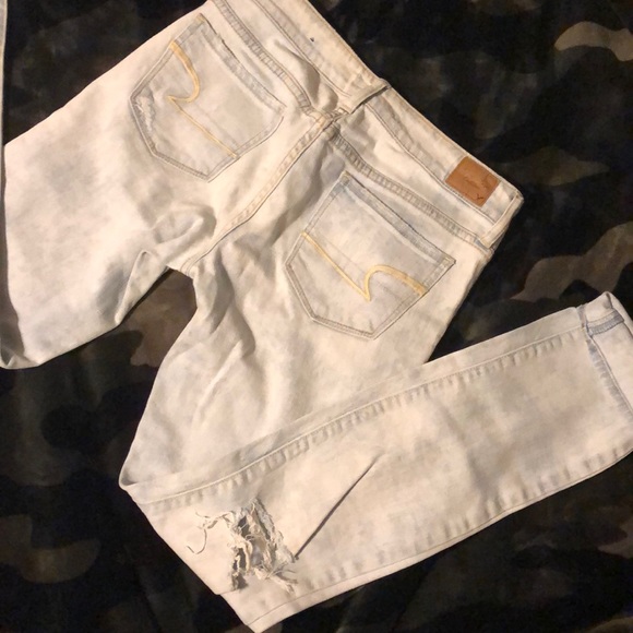 Light wash distressed American eagle skinny jeans - Picture 5 of 6